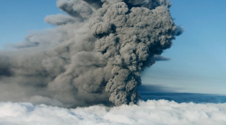 Eyewitness watching ash cloud rise after Ethiopian volcanic eruption