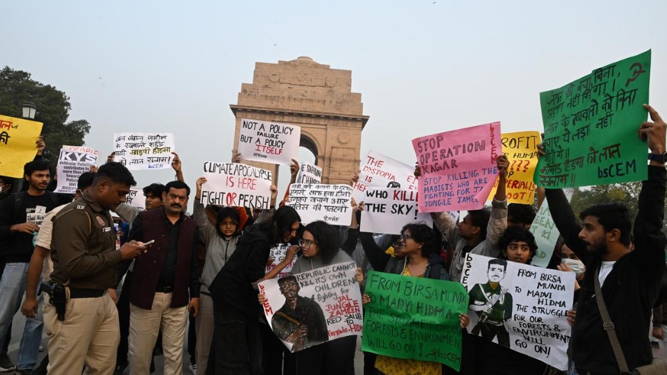 Citizens protesting against Delhi pollution during public demonstration