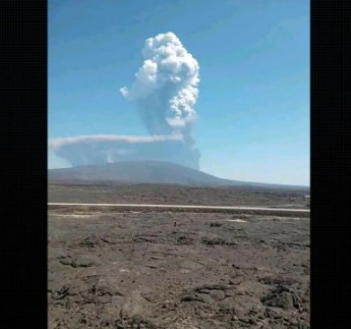 Volcanic ash plume from Hayli Gubbi eruption spreading across the sky, posing risks to aircraft and aviation safety.