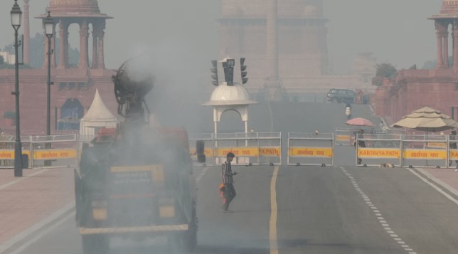 Smog-covered Delhi roads with vehicles during pollution crisis as PMO flags non-compliant vehicles and urges EV adoption.