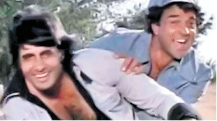 Veeru and Basanti tonga scene shot along muddy jungle roads in Karnataka