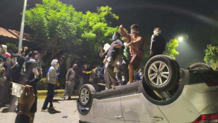 Students protesting at VIT Bhopal campus after a jaundice outbreak leading to property damage