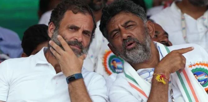 “Rahul Gandhi and DK Shivakumar in discussion during Karnataka Congress leadership tussle 2025”