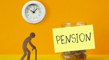 Government employees checking NPS to UPS switch deadline on pension portal