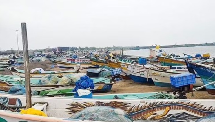“Cyclone Ditwah LIVE tracker showing storm position near Sri Lanka with updated wind speed and rainfall data.”