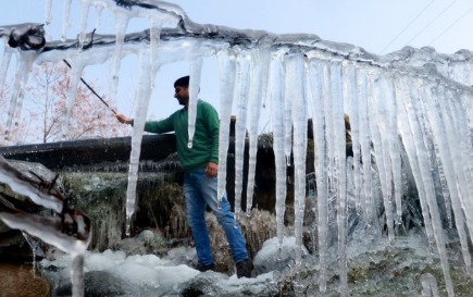 Frozen Kashmir landscape during extreme cold wave with temperatures dropping to -6°C.